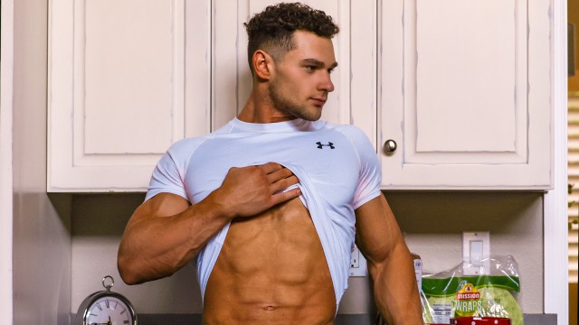 Jacked Zack on Shows Himself Off to the World!