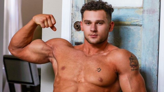 Bodybuilder Zack on Gets Some Alone Time!