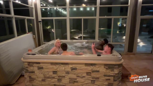 Ellie Smoke with Atlas Eros with Mike Iron with Quentin Parker — Jacuzzi Fun: Swapping Tongues and More (photo 8)